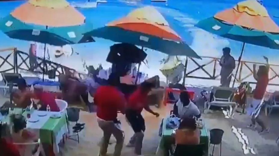 VIDEO: Vodný skúter na obľúbenej pláži vletel na terasu, zabil jednu osobu
