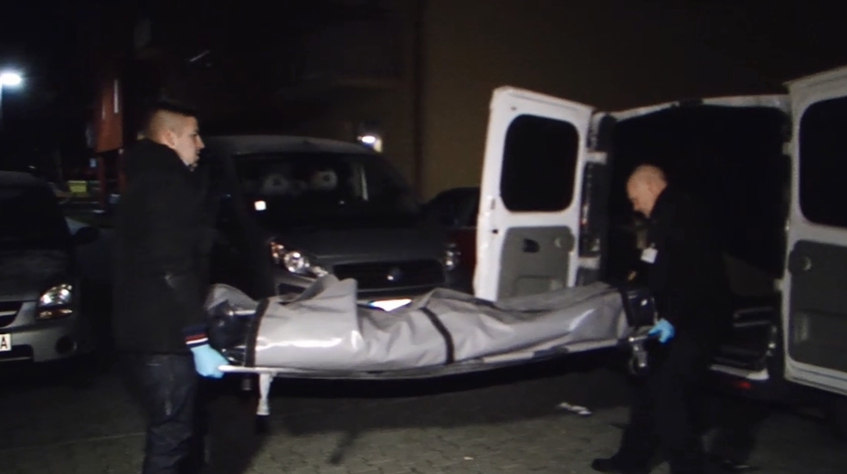 Objasnili záhadnú smrť muža, ktorého našli na schodoch. Nešlo o náhodu