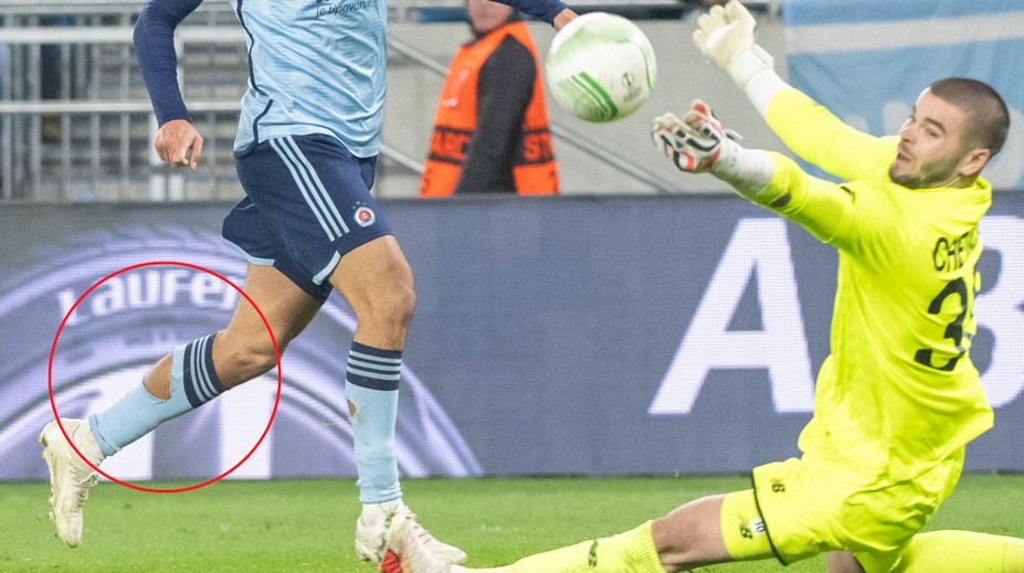 Prečo čoraz viac futbalistov nosí deravé štucne? Vraj im to pomáha pri výkone