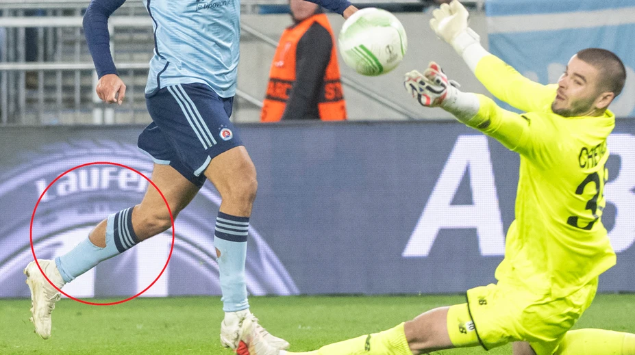 Prečo čoraz viac futbalistov nosí deravé štucne? Vraj im to pomáha pri výkone