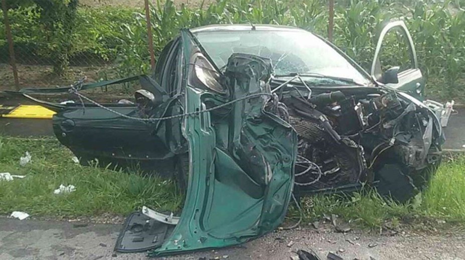 Tragická nehoda pri Šali: Auto sa čelne zrazilo so sanitkou, jedna osoba zomrela