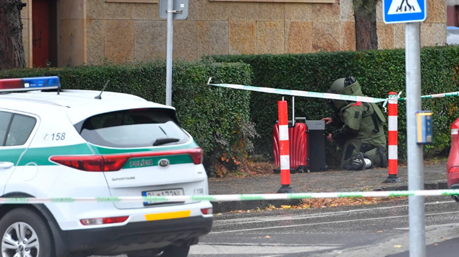 Záhadný kufor pred policajným prezídiom zamotal hlavy pyrotechnikom. Vieme, čo v ňom našli