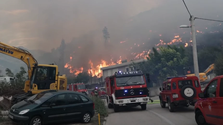OBRAZOM: Pri Splite vyčíňa veľký lesný požiar, hrozí, že sa rozšíri až k moru. Plamene ohrozujú domy v meste Žrnovnica
