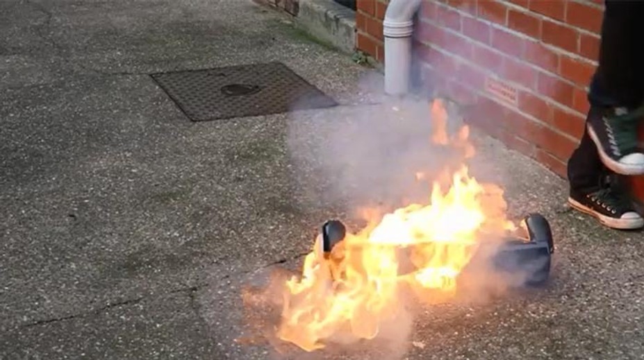 Pol milióna hoverboardov sťahujú z trhu. Zákazníkom vybuchovali pod nohami