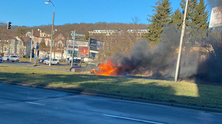 Na veľkej križovatke v Bratislave horel Mercedes