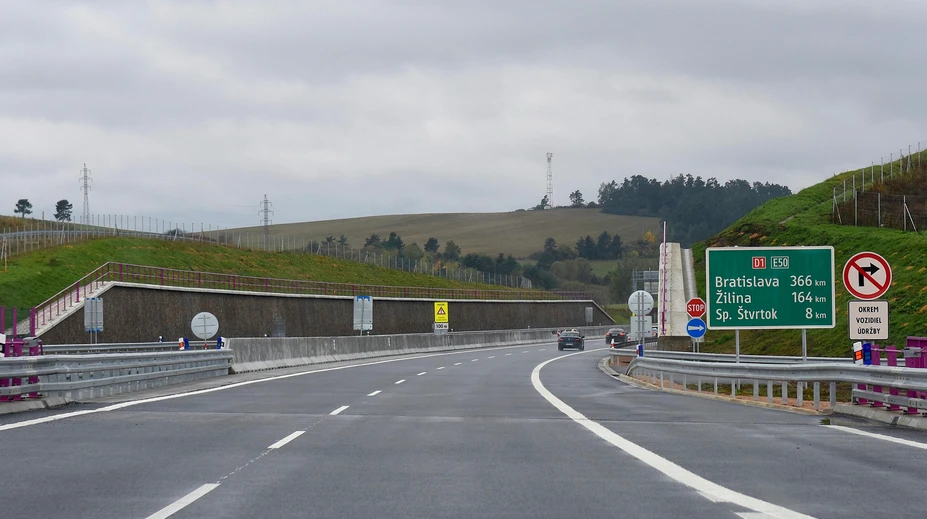 Štát pri výstavbe diaľnic klame a sľubuje nereálne termíny, tvrdí INEKO