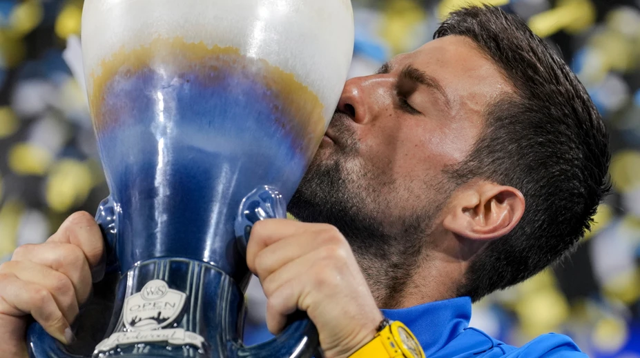 Jeden z najťažších zápasov kariéry. Djokovič zdolal svetovú jednotku a oslavuje triumf