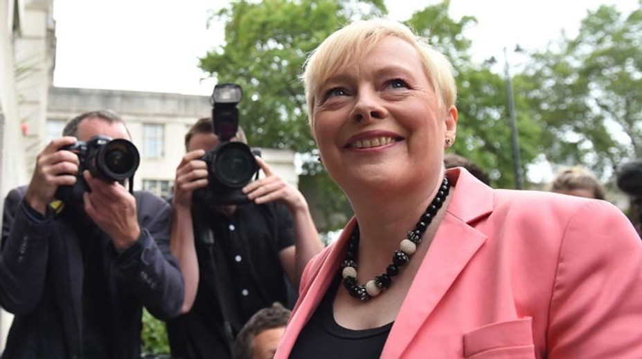 Eagleová odstúpila zo súboja o post šéfa labouristov