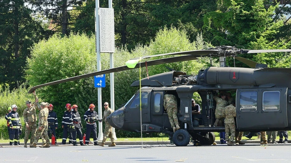 VIDEO: Vodiči zostali v šoku. V centre Bukurešti na kruhovom objazde pristál vrtuľník Black Hawk