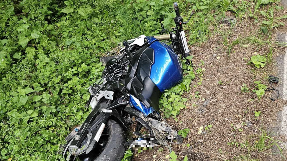 Motorkár dostal šmyk a vrazil do auta, motorka letela vzduchom desiatky metrov