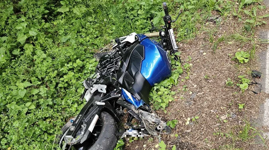 Motorkár dostal šmyk a vrazil do auta, motorka letela vzduchom desiatky metrov