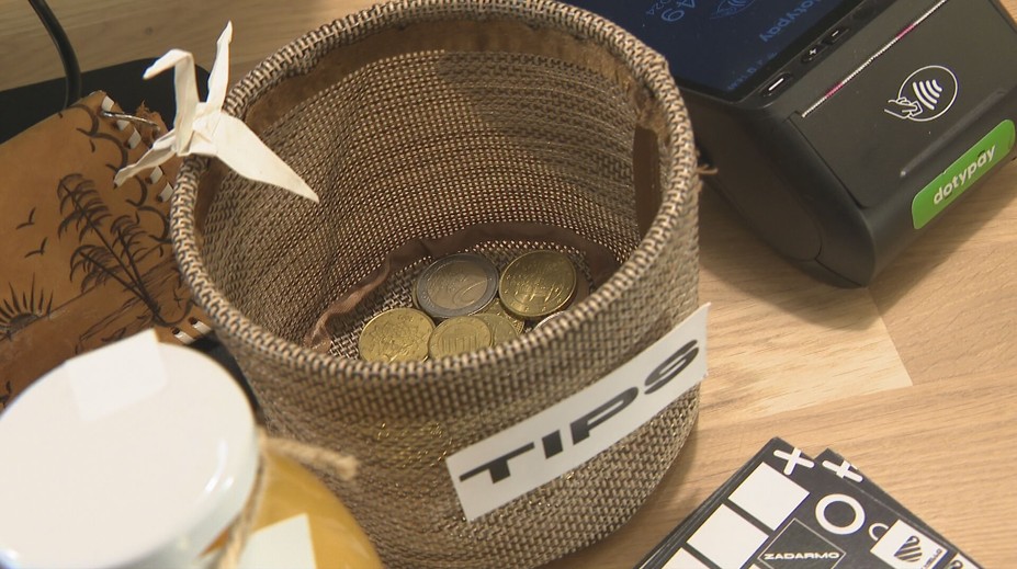 Dať alebo nedať prepitné? Pozrite si, ako by to malo fungovať v gastre či u taxikára