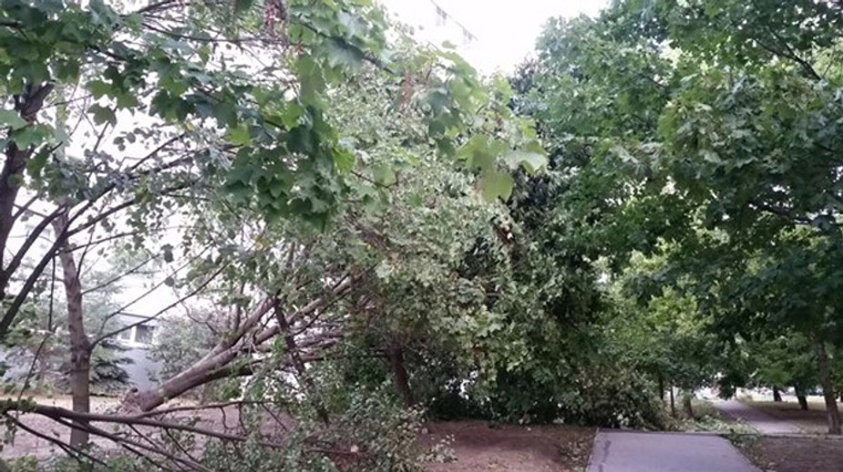 Po búrke Ophelia zostáva bez elektriny vyše 200.000 domácností