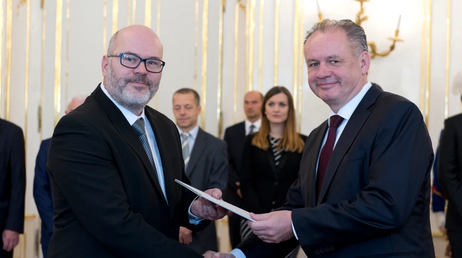 V kaviarni ukradol cenný obraz, všetko zachytila kamera. Dekan Fakulty umení TUKE Tibor Uhrín po škandále odstúpil