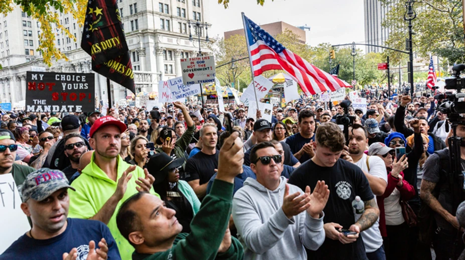 Tisíce zamestnancov mesta New York protestovali proti povinnému očkovaniu