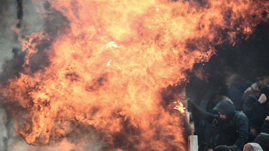 V Aténach išlo o život: Fanúšik AEK hodil do sektora Ajaxu molotovovov koktail