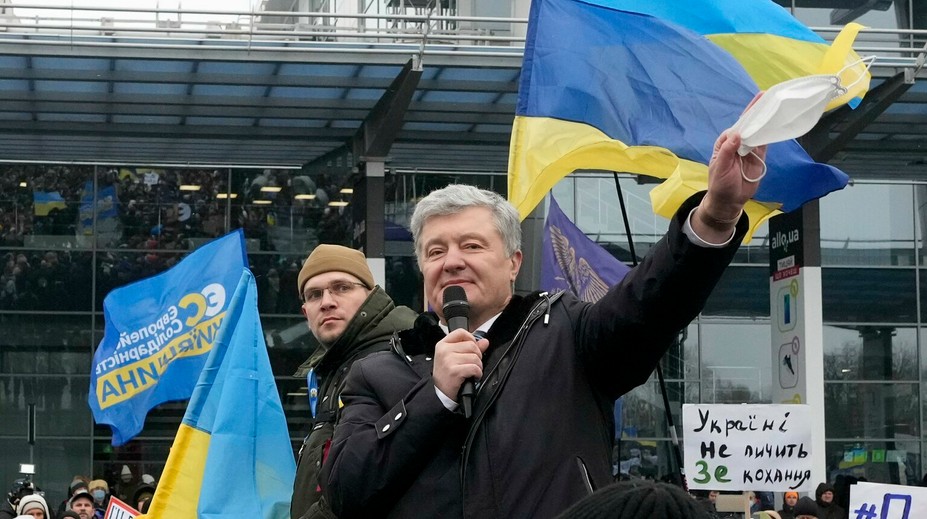 Ukrajinského exprezidenta Porošenka budú vyšetrovať na slobode, musí však odovzdať pas