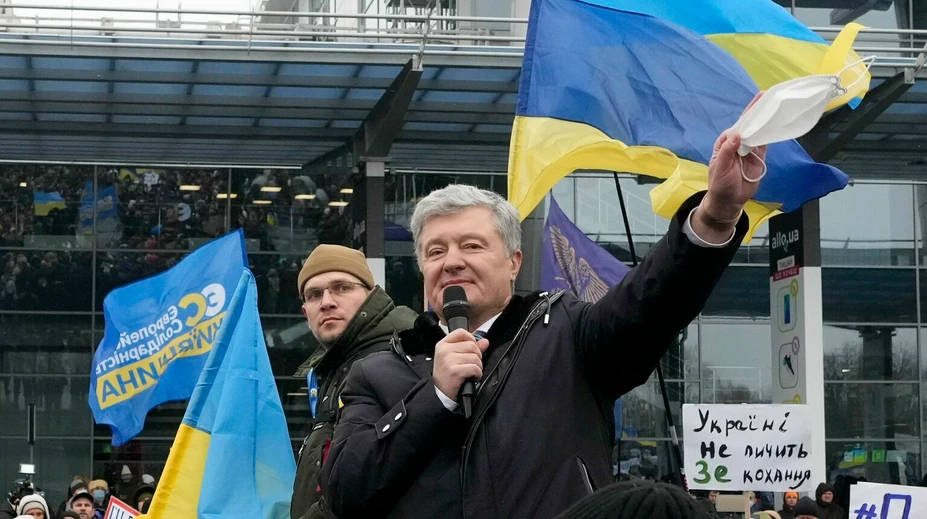 Ukrajinského exprezidenta Porošenka budú vyšetrovať na slobode, musí však odovzdať pas