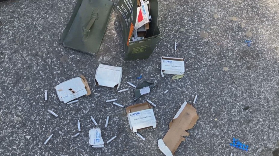 Nezvyčajný nález pri Novákoch: Na ceste ležali špeciálne armádne náboje, ktoré niekomu vypadli z auta