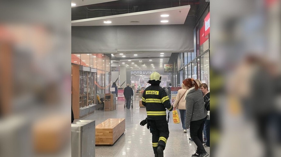 Požiar v bratislavskom obchodnom dome. Ľudí museli evakuovať