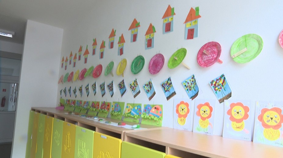 Škôlky nemajú dostatok miesta pre stovky detí. Štát zatiaľ len sľubuje a prepočítava