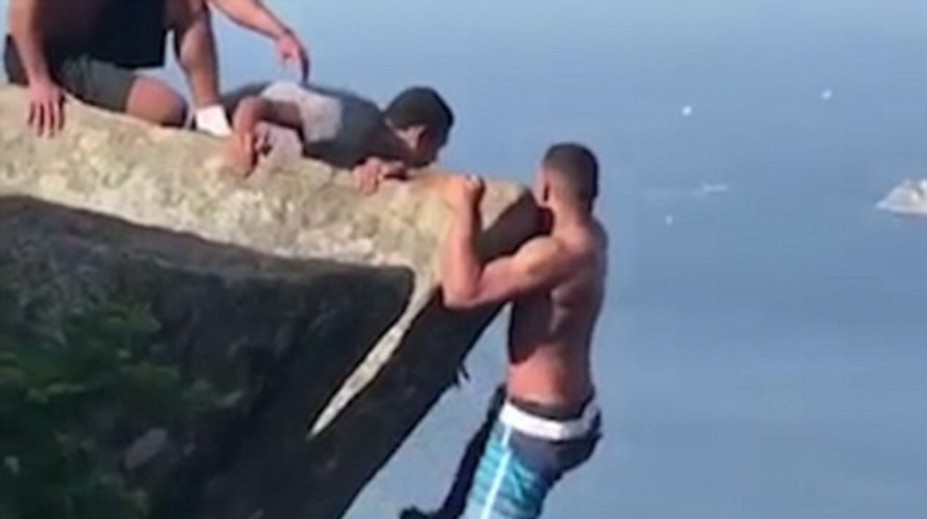 Pre jednu fotku riskoval život. Odvážlivca museli zachraňovať turisti