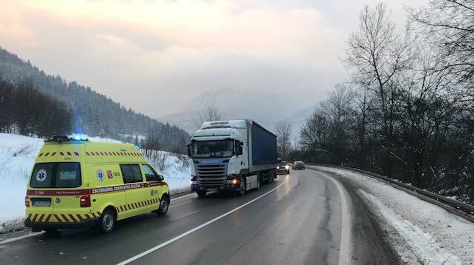 Kamión zachytil policajta. Pomáhal s defektom na ceste