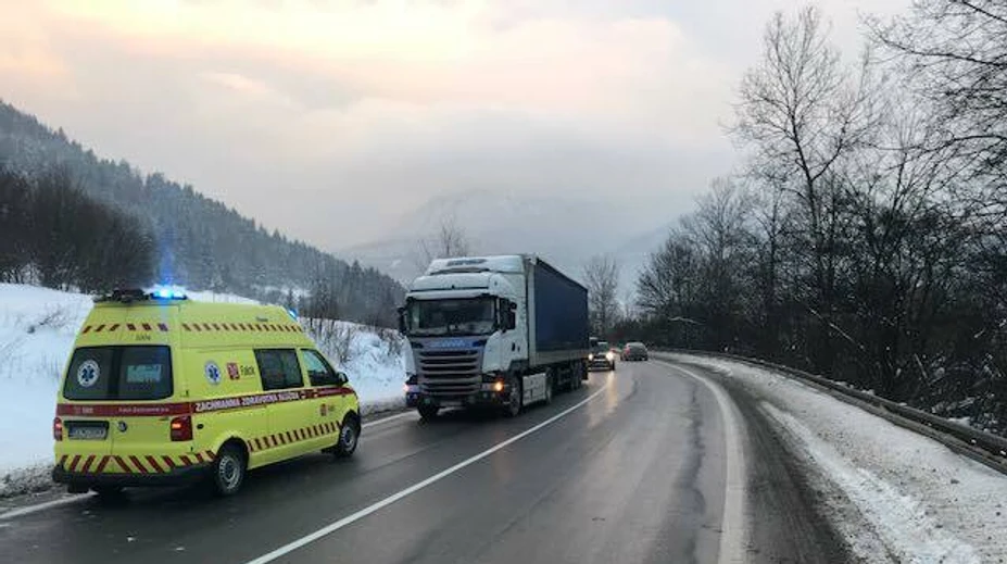 Kamión zachytil policajta. Pomáhal s defektom na ceste