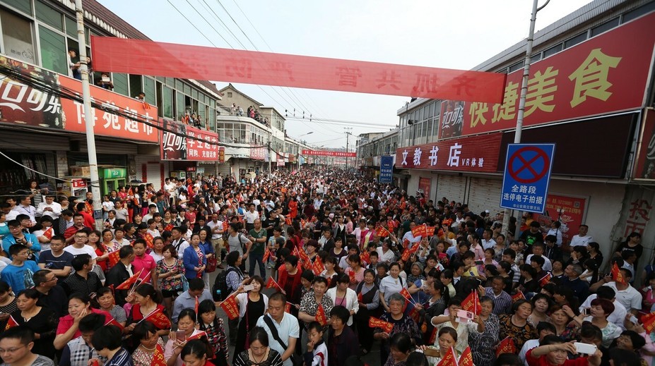 Žiadna demonštrácia. Čínski rodičia odprevádzajú deti na najťažšiu skúšku života