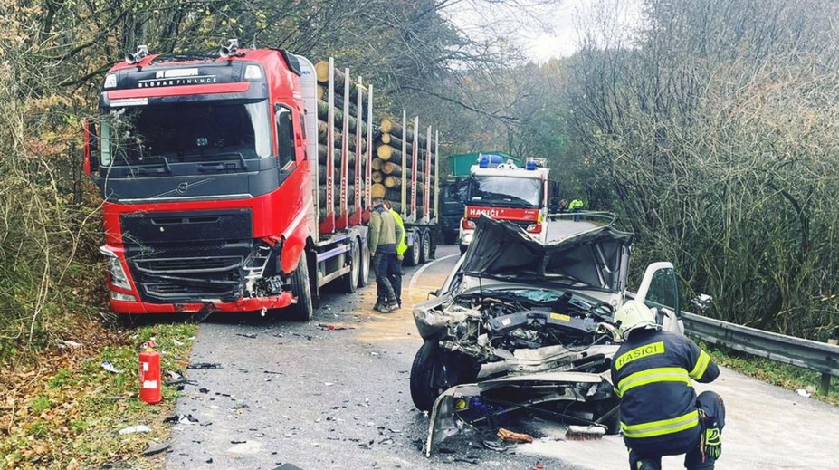 Tragická nehoda za Tisovcom. Auto vpálilo do kamiónu, vodič neprežil (†65)