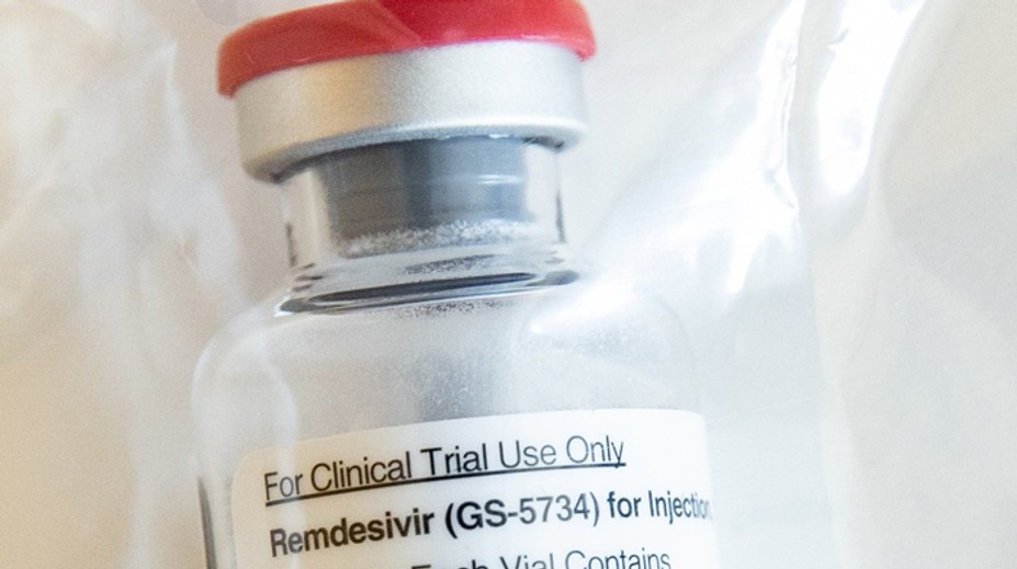 Jediný certifikovaný liek na COVID-19 v Česku dochádza. Zisťovali sme, aké zásoby máme u nás