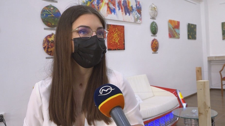 Pred rokmi záhadne ochrnula na Cypre, teraz sa jej splnil sen. Miškine obrazy vystavujú v Nových Zámkoch