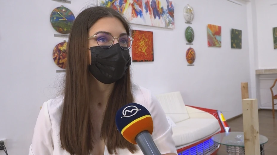 Pred rokmi záhadne ochrnula na Cypre, teraz sa jej splnil sen. Miškine obrazy vystavujú v Nových Zámkoch