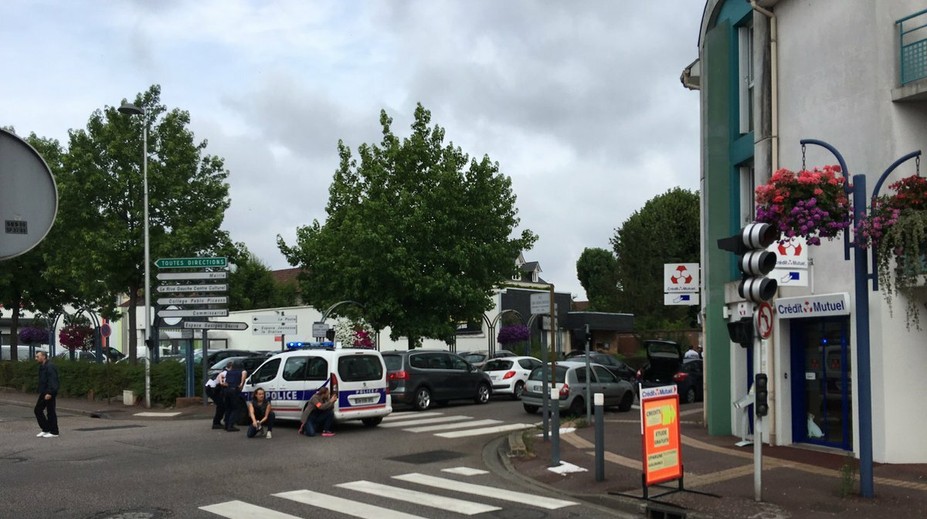 Rukojemnícka dráma v Bruseli. Muž ohrozoval ľudí nožom v supermarkete