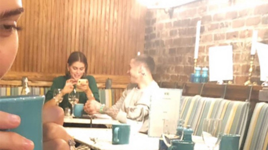 Mladučkú modelku pristihli so zlým chlapcom: To naozaj?