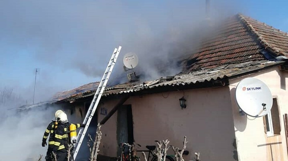 Požiar domu v Komjaticiach. Jeden mŕtvy a 12 evakuovaných