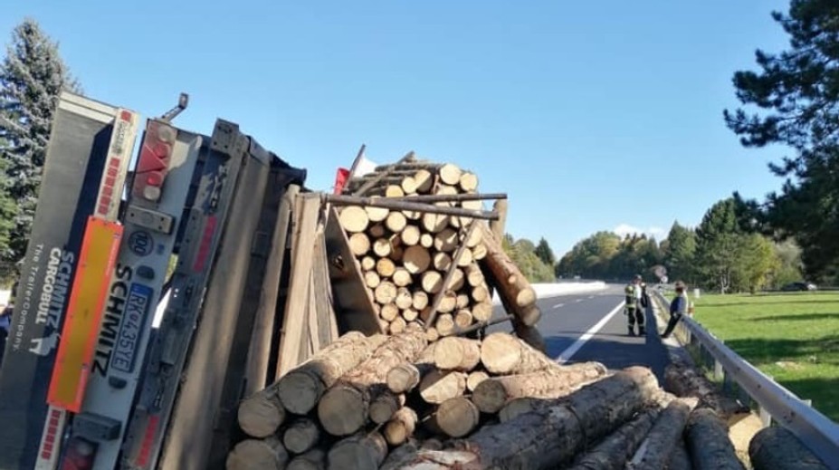 Na D1 na Liptove narazil kamión do zvodidiel a vysypal drevo