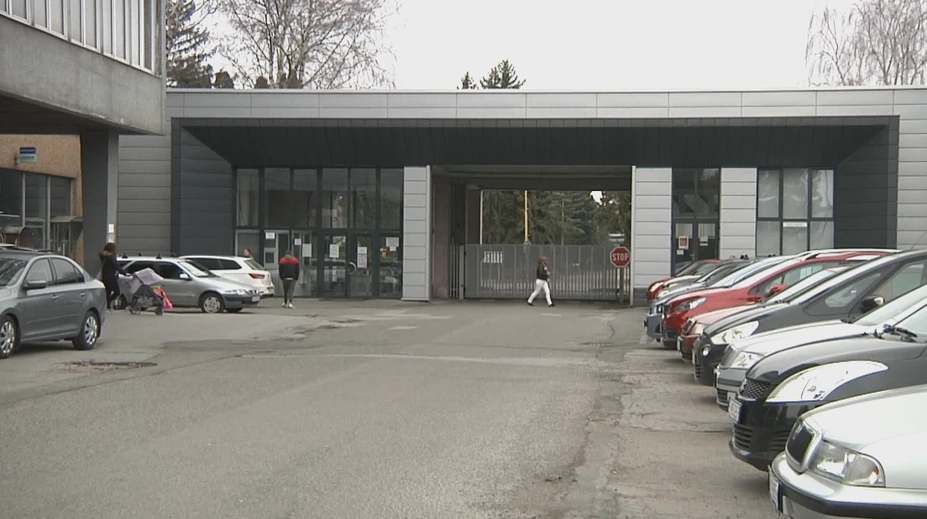Do práce si nemôžu objednať jedlo. Musia využívať jedáleň, s ktorou nie sú spokojní