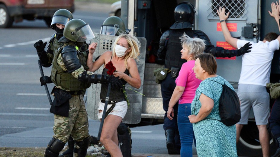 Polícia v Minsku podľa svedkov opäť zatýkala, najmä ženy