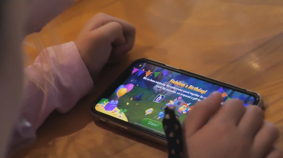 Dieťa s tabletom či mobilom v ruke? Týchto pár cenných rád vám v budúcnosti ušetrí množstvo problémov