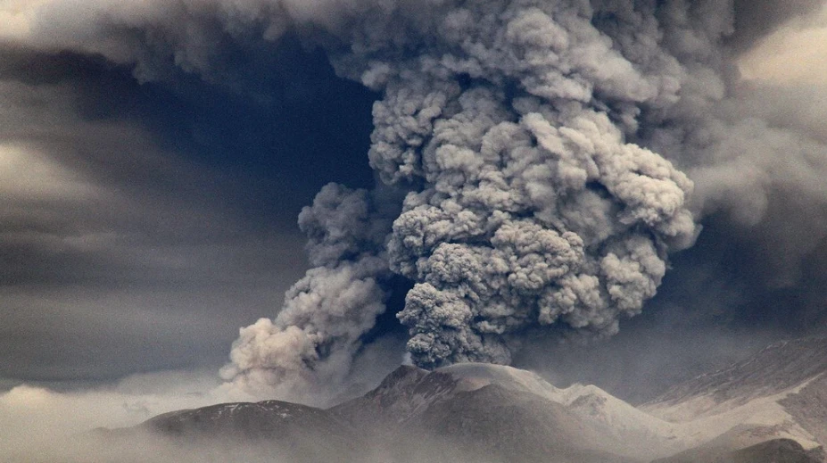 VIDEO: Na polostrove Kamčatka zaznamenali silné zemetrasenie a erupciu sopky