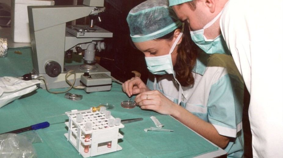 Ich syn zomrel, no jeho spermie ostali zmrazené. Rodičia si z nich chcú splodiť vnúča