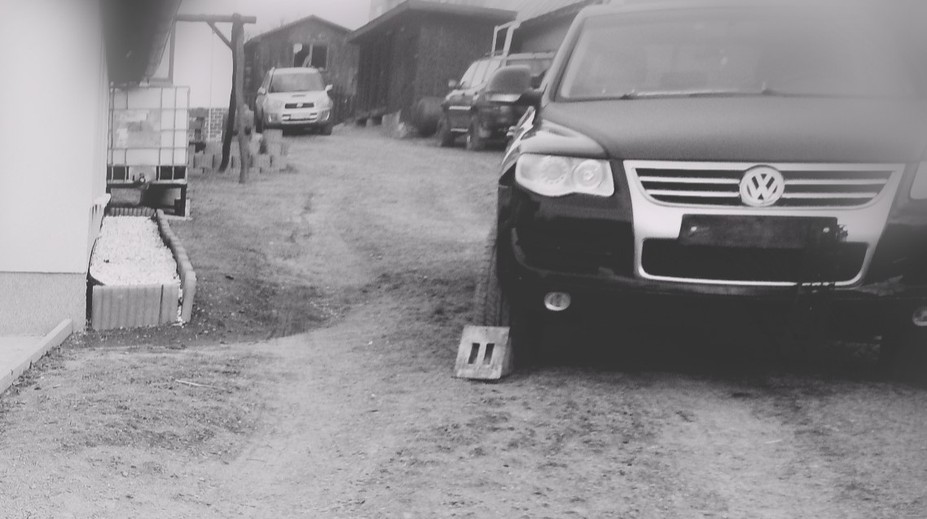 Tragédia pri Žarnovici. Auto vo dvore sa pohlo samé od seba a usmrtilo muža