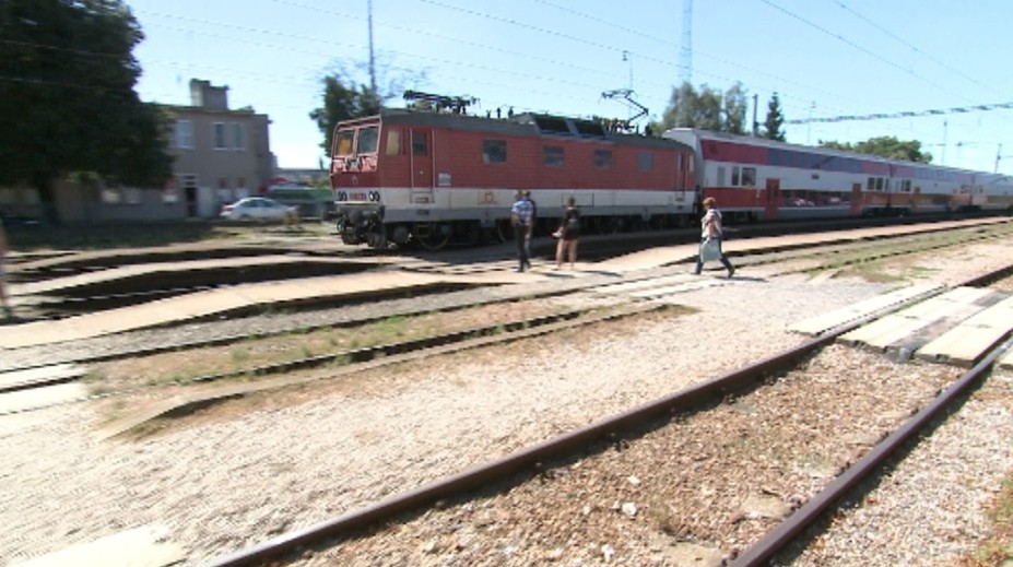 Ľudia stále prebiehajú cez koľajnice a ignorujú predpisy. Zbytočne riskujú život