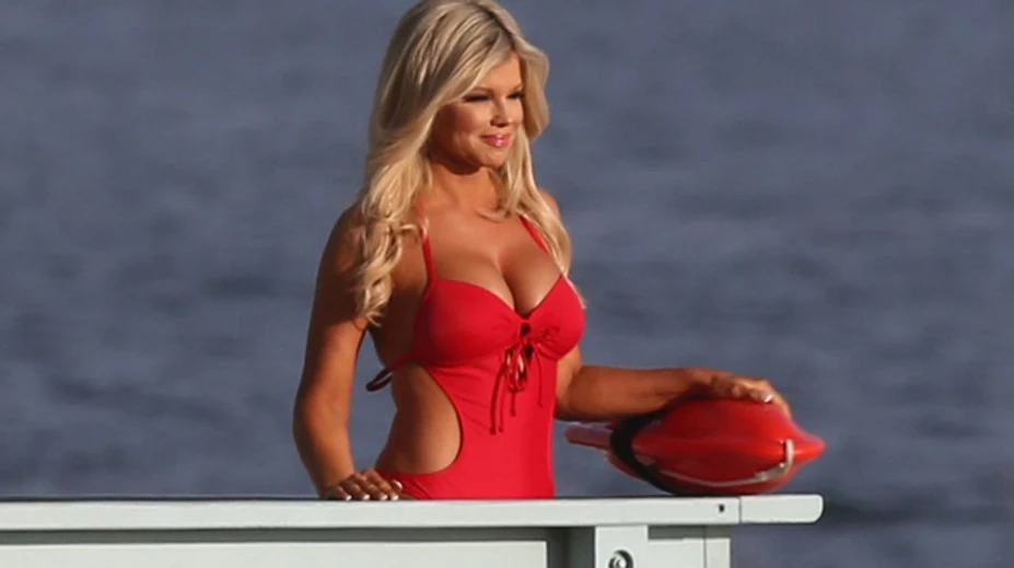 Kočka aj v 49: Ikona z Baywatchu pózovala v červených plavkách po 20 rokoch