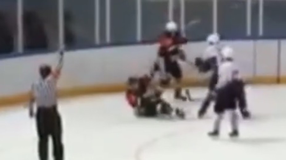 VIDEO: Šokujúci incident z Ruska. Dvojica hráčov mlátila súpera, jeden na ňom zlomil hokejku