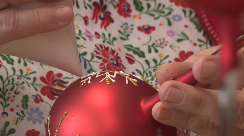 Sklenené ozdoby sú neodmysliteľnou súčasťou mnohých vianočných stromčekov. Ako vyzerá ich výroba?