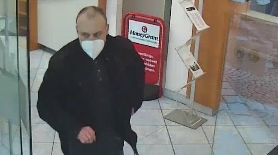 Interpol pátra po mužovi, ktorý v Rakúsku vylúpil banku. Môže pochádzať zo Slovenska