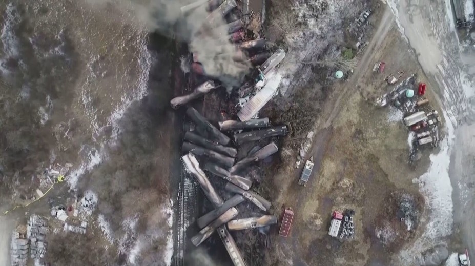 Obyvatelia obce v USA, kde sa vykoľajil vlak, sa boja. Je im nevoľno, cítia zápach a vo vode sú mŕtve ryby