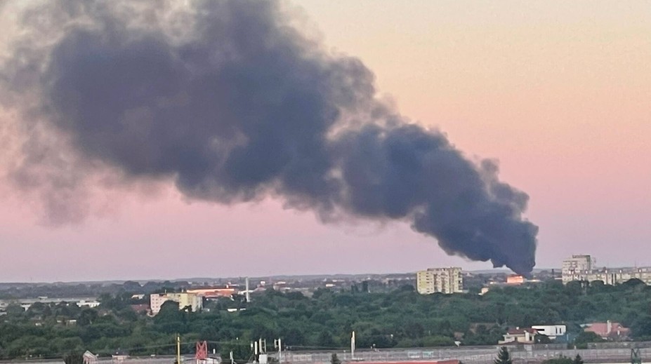 VIDEO: Obyvateľov Mosta pri Bratislave vystrašil požiar. Kúdoly čierneho dymu boli vidieť na kilometre